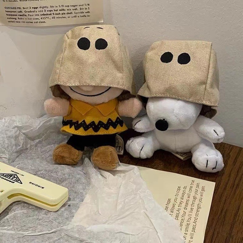Snoopy Snoopy Snoopy ตุ๊กตาผ้ากํามะหยี่จี้ขนาดเล็กถุงกระดาษ Snoopy ของเล่นตุ๊กตากระเป๋าจี้พวงกุญแจ M