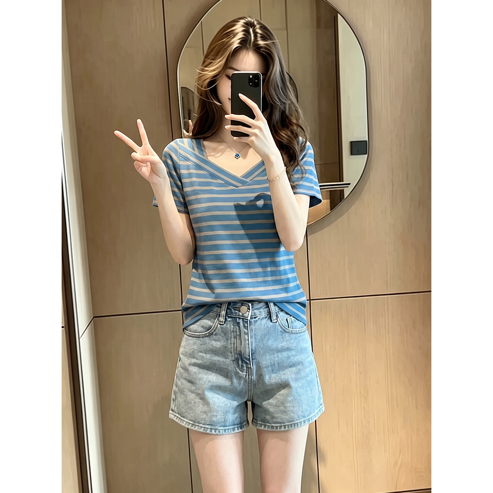 Q Chic Oblique Square V คอแนวนอนลายเสื้อยืดแขนสั้น Slim-Fit All-Match Commuter เสื้อขนาดเล็ก 2026 นุ