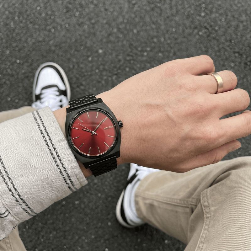 NIXON Nick Song Lu Sinking Gun นาฬิกาสีแดงแฟชั่นคู่ Retro สี่เหลี่ยมเล็กนาฬิกาทองผู้ชายผู้หญิงสายเหล