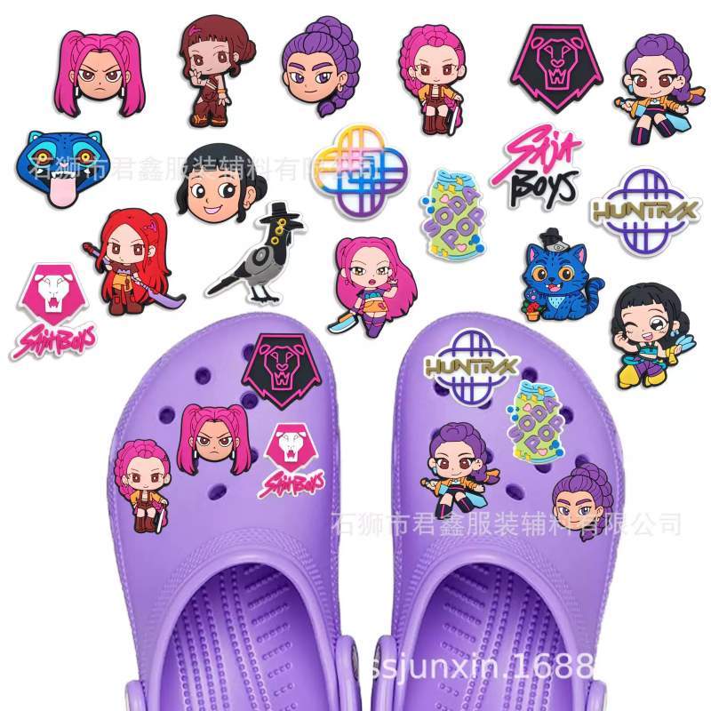 พร้อมสต็อก KPop Demon Hunters Demon Hunters Hole รองเท้ารองเท้าดอกไม้หัวเข็มขัด Demon Hunters PVC Pa