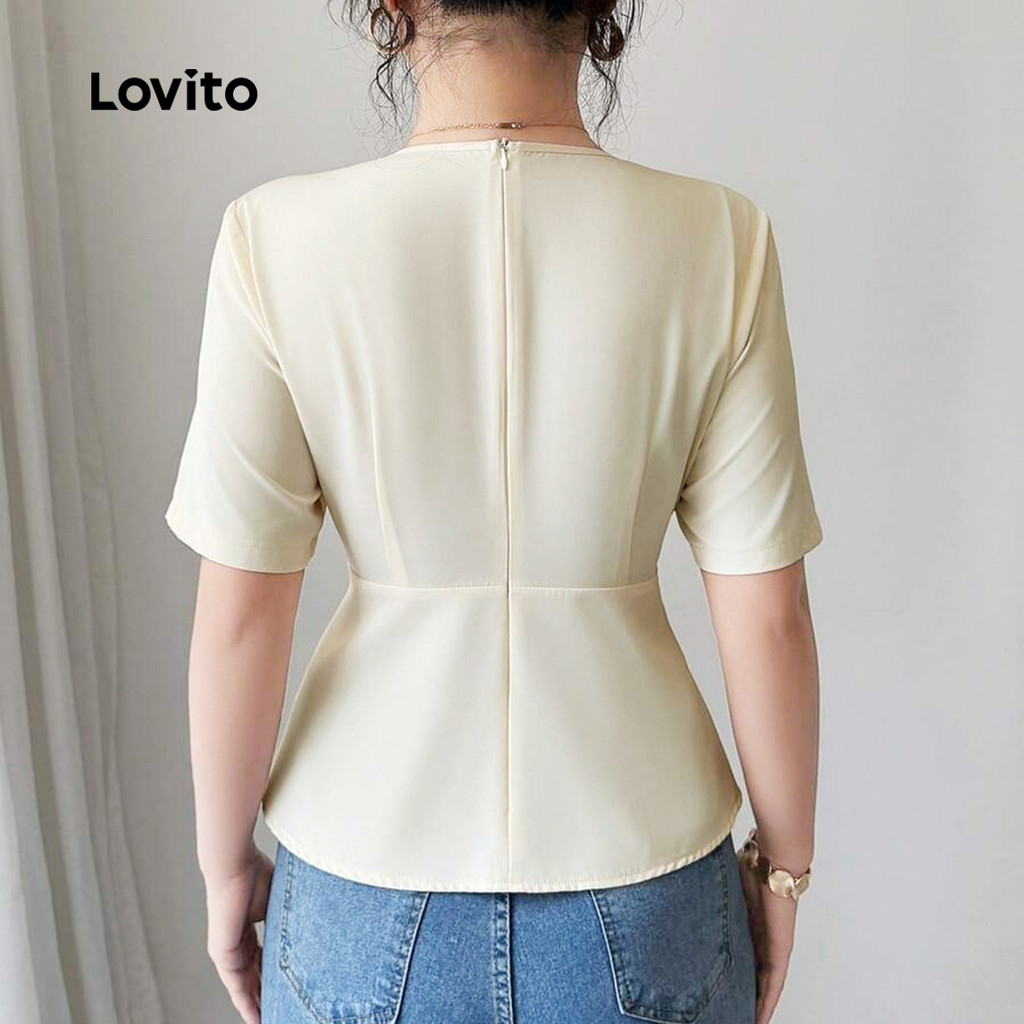 (RCL) Lovito สง่างาม เสื้อบลาเซ่แบบพลีท สไตล์ไม่สมมาตร สำหรับฤดูใบไม้ผลิ/ฤดูร้อน สีขาวออฟไวท์ ผู้หญิง เกาหลี อินเทรนด์ L138AD845 — صورة 3