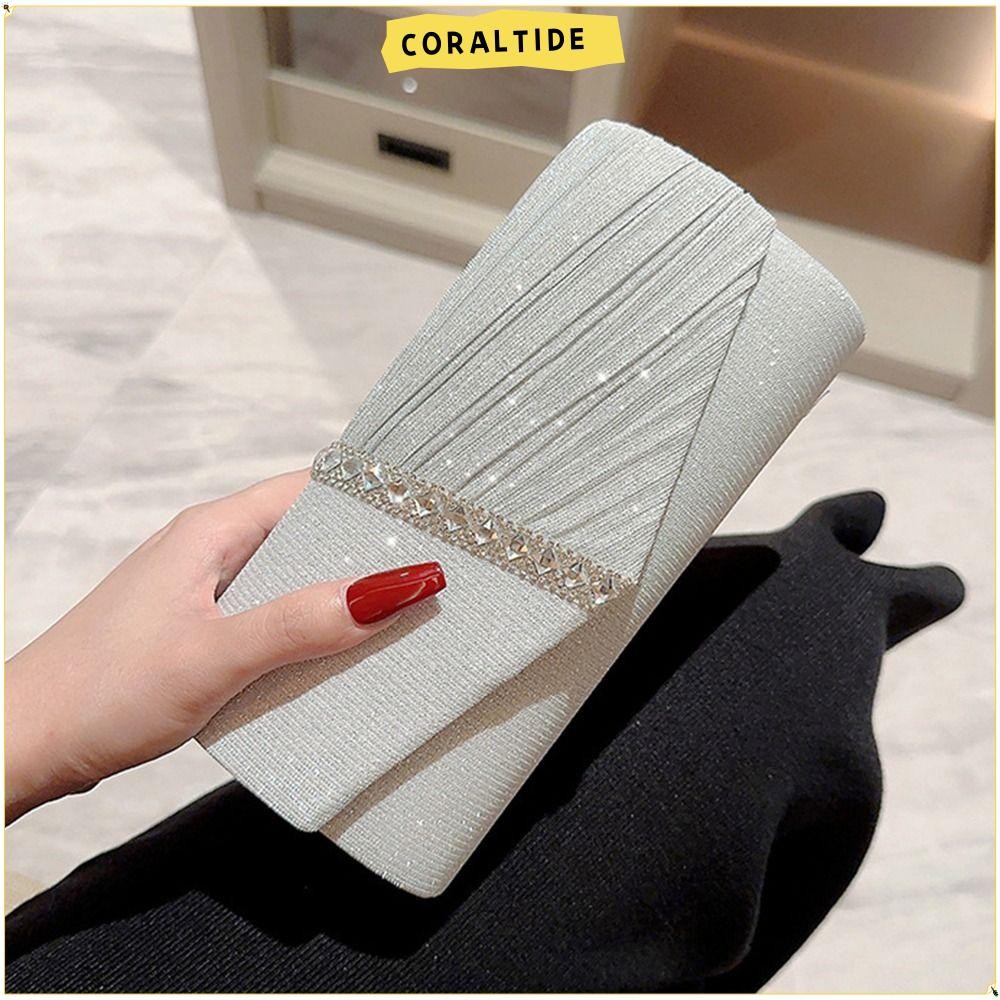 คลัทช์ประดับเลื่อมและกลิตเตอร์จาก CORALTIDE เหมาะสำหรับงานราตรีและงานพิเศษ