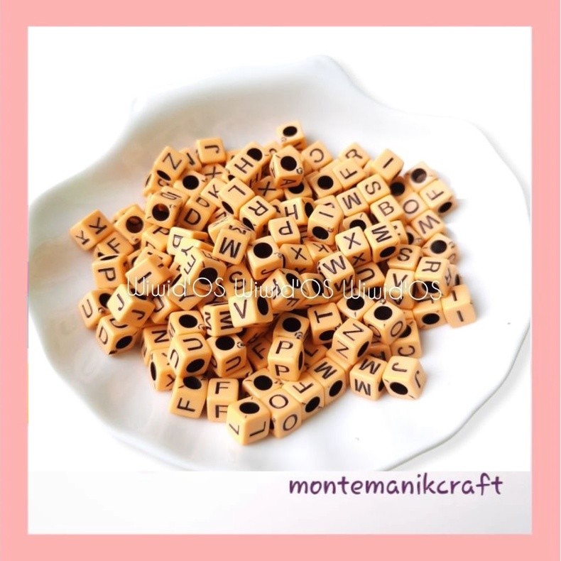 BEADS (100 ชิ้น) 7 MM BROWN SQUARE LETTER BEADS MONTEMAILNIK CRAFT