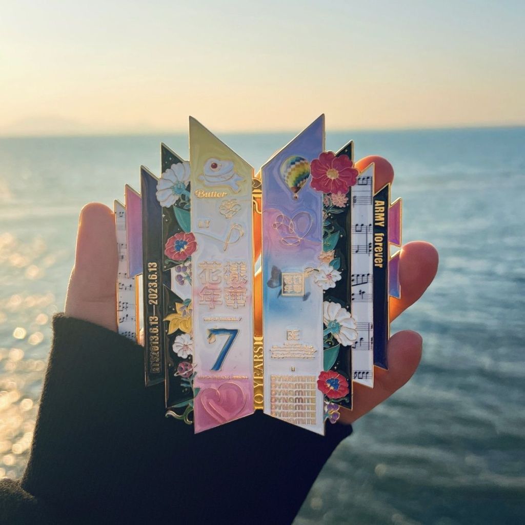 สไตล์ใหม่แนะนํา BTS BTS 10th Anniversary ป้ายโลหะอุปกรณ์ต่อพ่วงของที่ระลึกมูลค่าสูงของสะสมของขวัญสํา