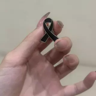 เข็มกลัดริบบิ้นสีดำ เข็มกลัดติดอก โบว์สีดำไว้อาลัย พร้อมส่งในไทย
