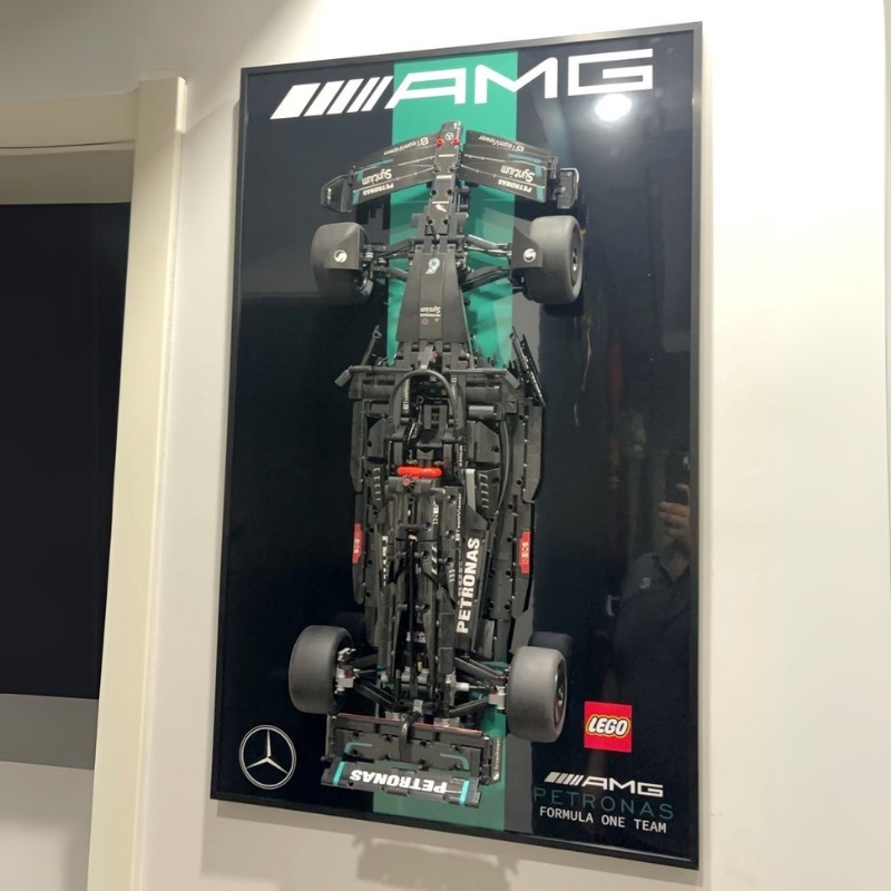 กรอบรูปแขวนผนัง Mercedes-Benz AMG F1 จาก Lego 42171 เพื่อการตกแต่งที่สวยงาม