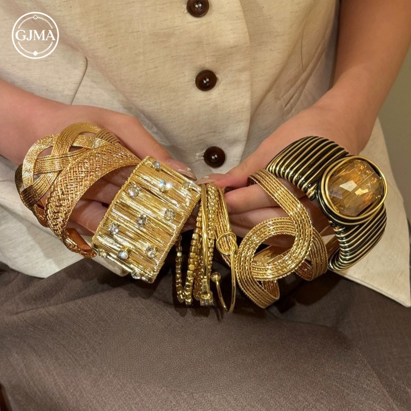 สร้อยข้อมือทองสไตล์สตรีทที่โอ้อวดแฟชั่นย้อนยุคอุปกรณ์เสริมระดับไฮเอนด์สําหรับผู้หญิง