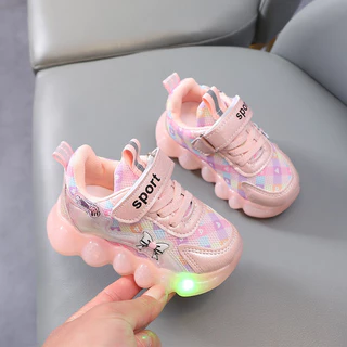 รองเท้าผ้าใบลำลองมีไฟ LED ผ้าตาข่ายระบายอากาศสีชมพูและสีม่วงสำหรับเด็กผู้หญิงเหมาะสำหรับเล่นกีฬา