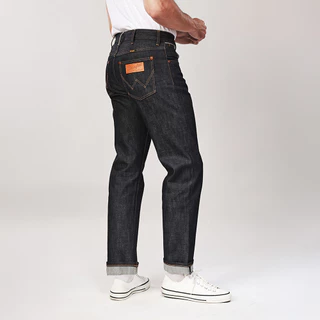 WRANGLER กางเกงยีนส์ผู้ชาย (ริมแดง) คอลเลคชั่น Wrangler Legends เอวกลาง ทรงตรง รุ่น WR S126MMWZN15 สียีนส์ผ้าดิบ