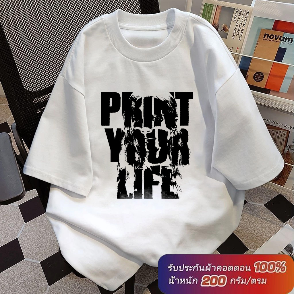 (ผ้าฝ้าย 100%) Luvoro 2025 ลายพิมพ์สุดเทรนย้อนยุค เสื้อยืดสีดำและสีขาว ไซส์พิเศษ แบบย้อนยุค รอบคอมีกระดุม สไตล์ชายหญิง ผ้าฝ้ายแท้ 100% C915