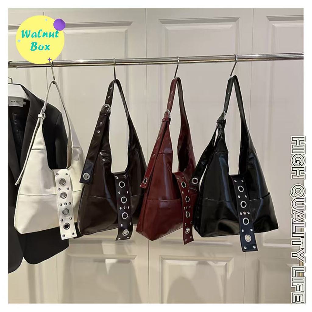 กระเป๋าผู้หญิง 2025 สไตล์ใหม่ Casual แฟชั่น Retro Rivet สะพายไหล่ Niche จีบ Tote ใต้วงแขน