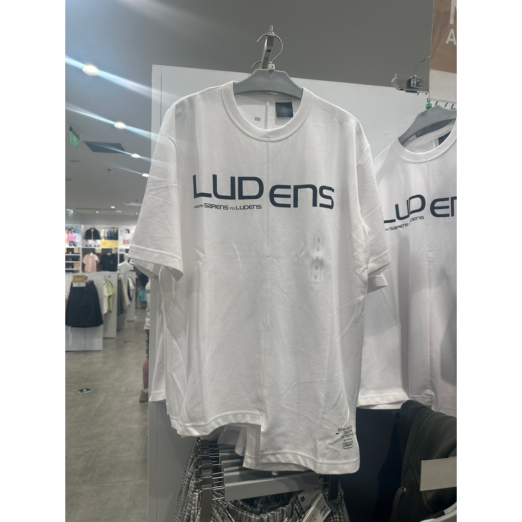 เสื้อยืดพิมพ์ลายผู้ชายสไตล์ KOJIMA PRO โดยKOJIMA Studio