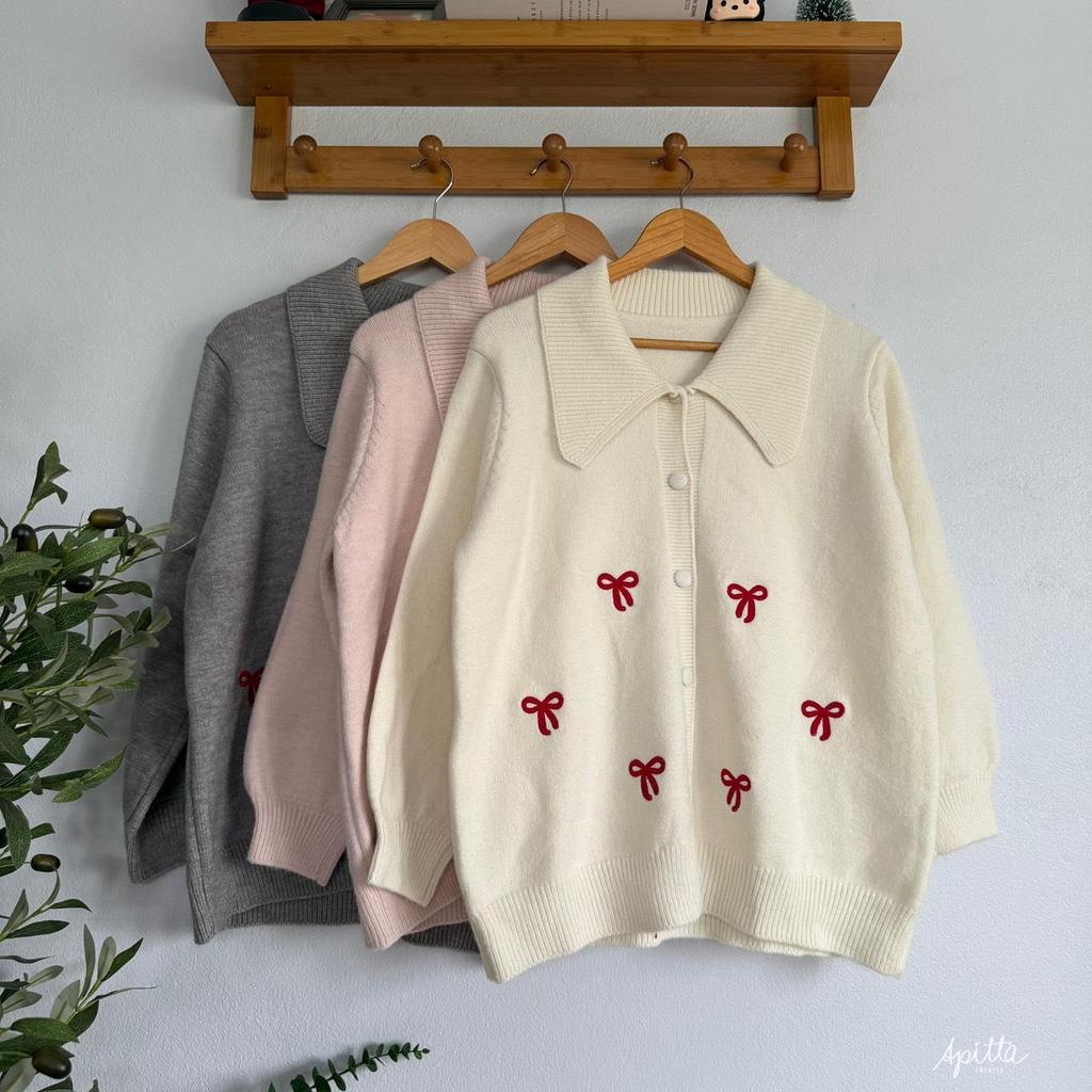 Apitta Sweater | รุ่น Bow Belle คาร์ดิแกนไหมพรมนิ่มคอปก ตกแต่งลายปักโบว์สีแดง น่ารัก สไตล์เกาหลี รหัส N49