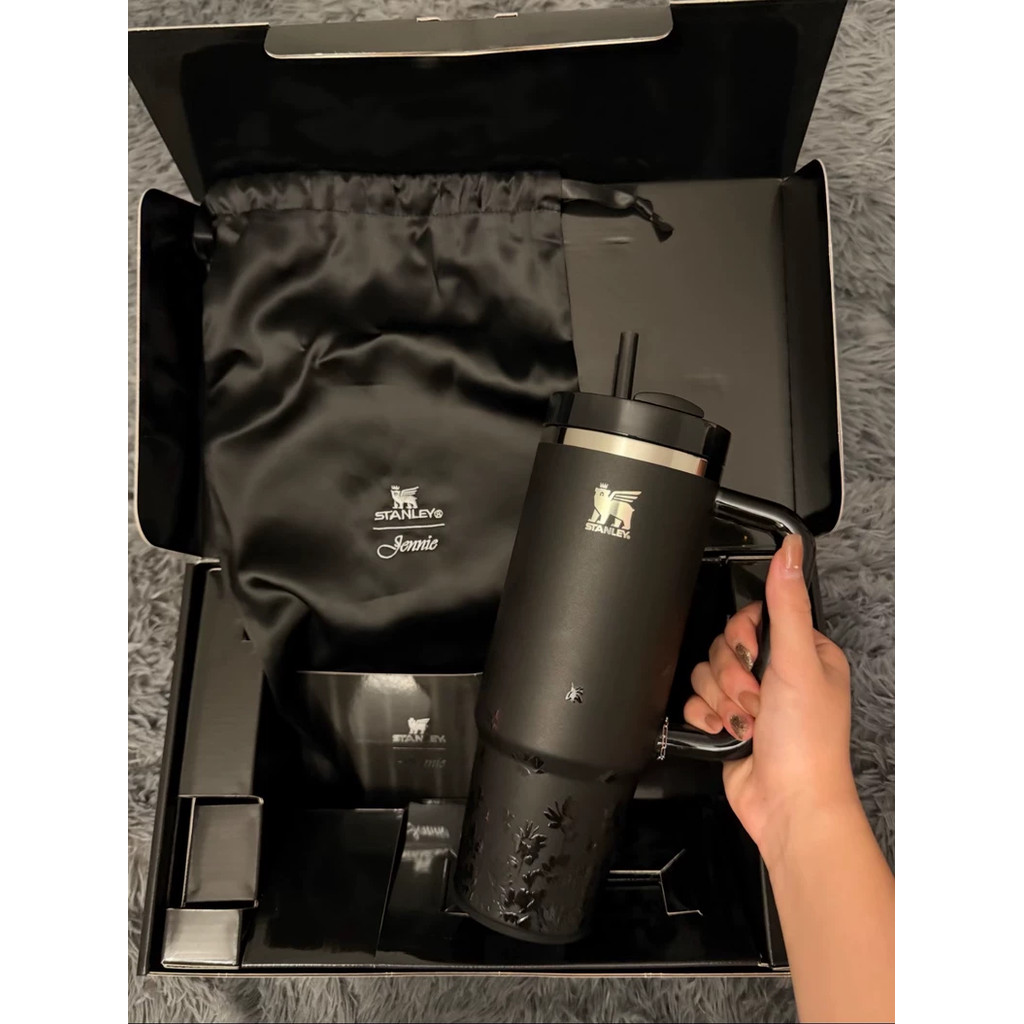 [คลังสินค้าพร้อม] STANL@Y X Jennie Co-Branded Cold Storage/Thermos Cup Midnight Gems Fashion Luxury Enjoy Big Mac Cup Black 1.18L