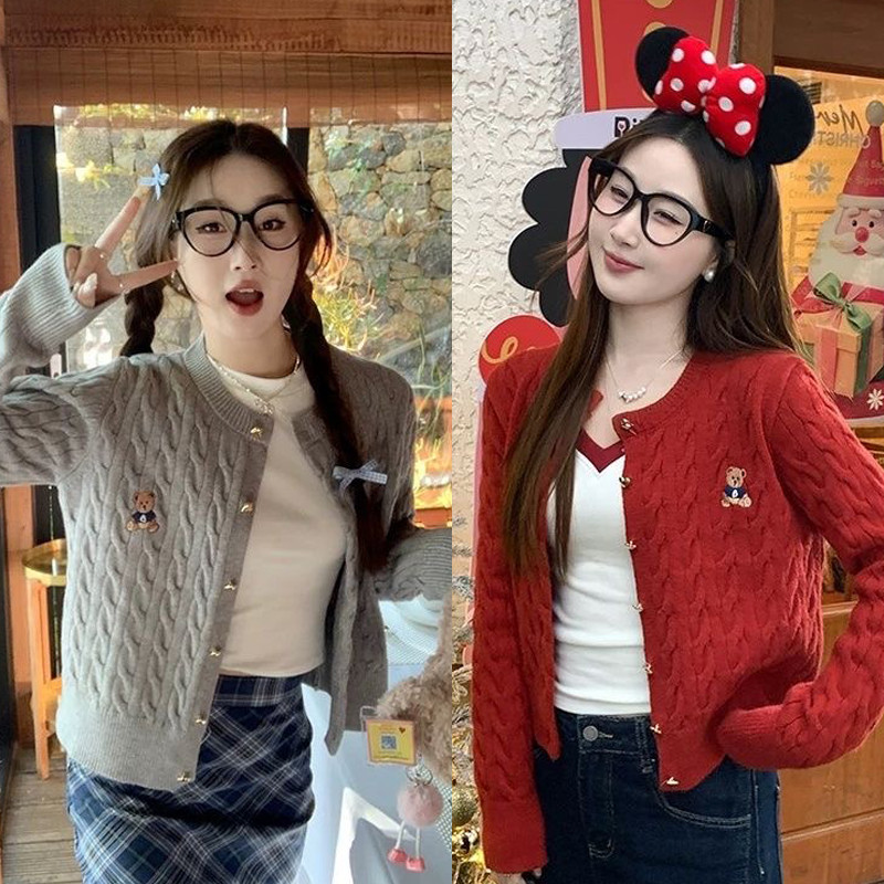 Cuties🔥เสื้อคาร์ดิแกนถักปักหมี แขนยาว แฟชั่นเกาหลี รุ่นถักคาร์ดิแกนคริสต์มาส x047