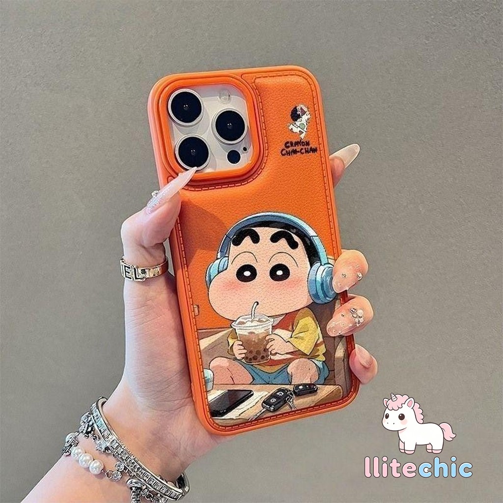 เคสโทรศัพท์หนังลายเครยอนชินจัง ใช้ได้กับ iPhone13Pro/11/12ProMax/14/15/16,X/XS/XSMax,7/8Plus ช่วยปกป้องเลนส์และกันกระแทก