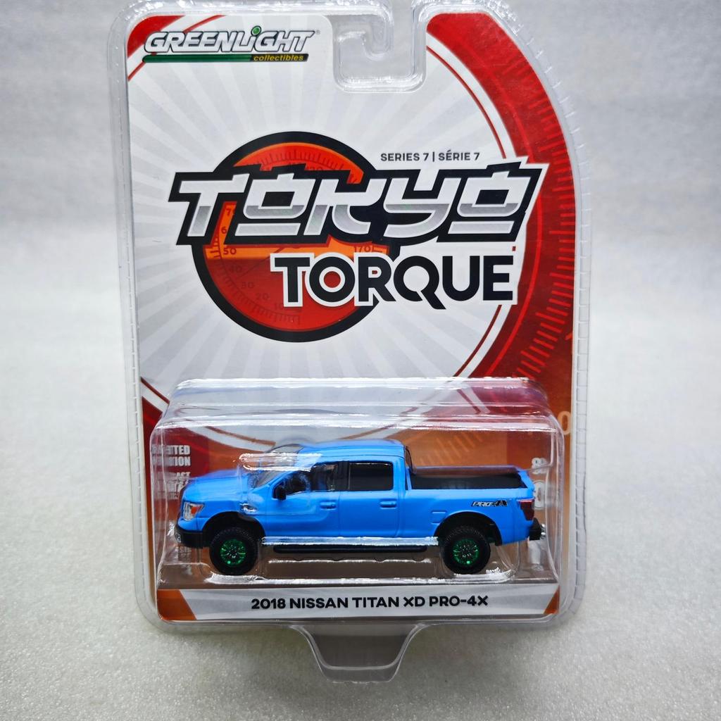 แสงสีเขียว 1: 64 2018 Nissan Nissan Pickup Titan XD Pro-4X เครื่องสีเขียว