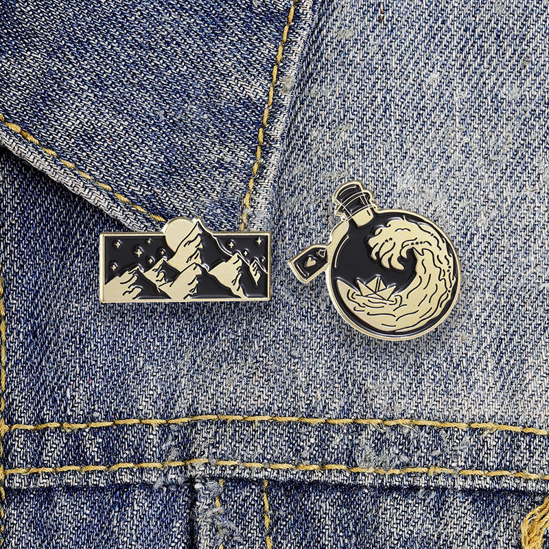 Vintage Wave Drift ขวด Mountain เคลือบ Pins 2 การออกแบบ Art Lapel Pin Badge สําหรับกระเป๋าเป้สะพายหล