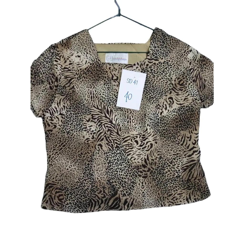 Sd41 เสื้อเบลาส์มือสอง แขนสั้นลายเสือดาว  สีน้ำตาลอมทอง คอเหลี่ยมกว้างหรือคอปาดผ้าซาติน หรือ ผ้าไหมเ