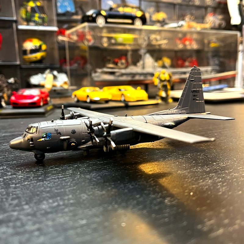 เครื่องบินโลหะผสม US Army Attack Aircraft AC130 Air Gunship Model Jewelry 1: 200 เคลือบสองสี