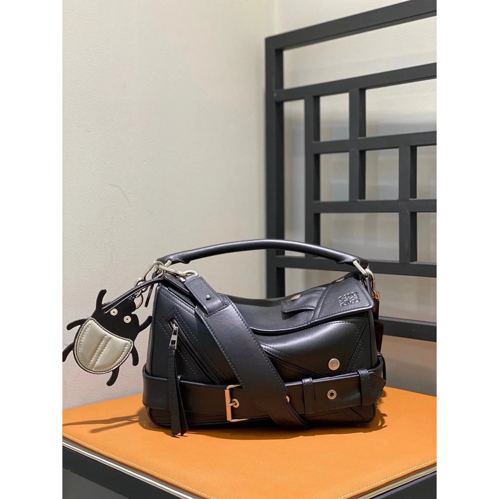 Loewe กระเป๋ามัลติฟังก์ชันสไตล์ Punk Retro สีเงินขุ่น