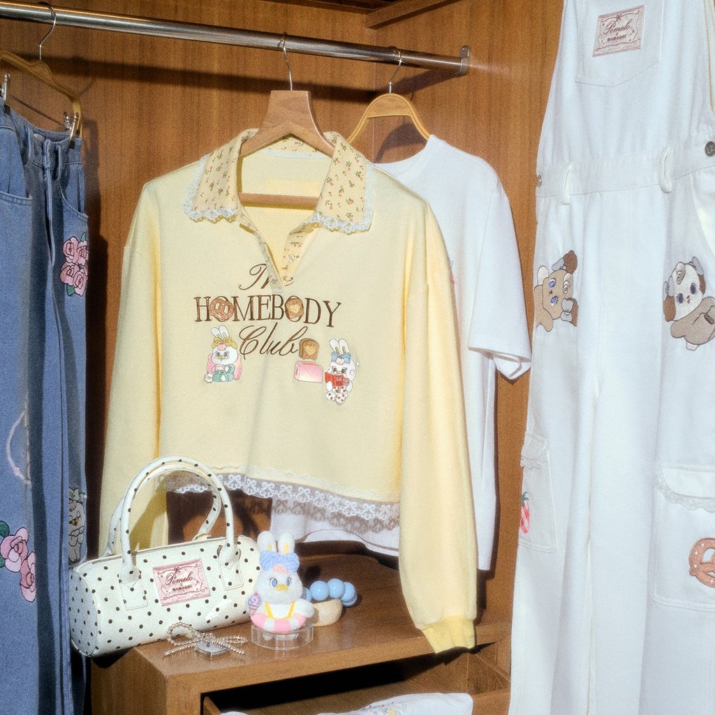[Pomelo] Pomelo. x MOMOREI เสื้อโปโลคอปกแขนยาวผ้าลายดอกไม้ / Pomelo. x MOMOREI Floral Long Sleeve Polo Top
