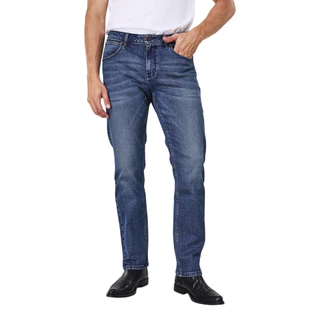 WRANGLER กางเกงยีนส์ผู้ชาย เอวกลาง ทรงตรง รุ่น WR SC26MGREC01 - สียีนส์กลาง