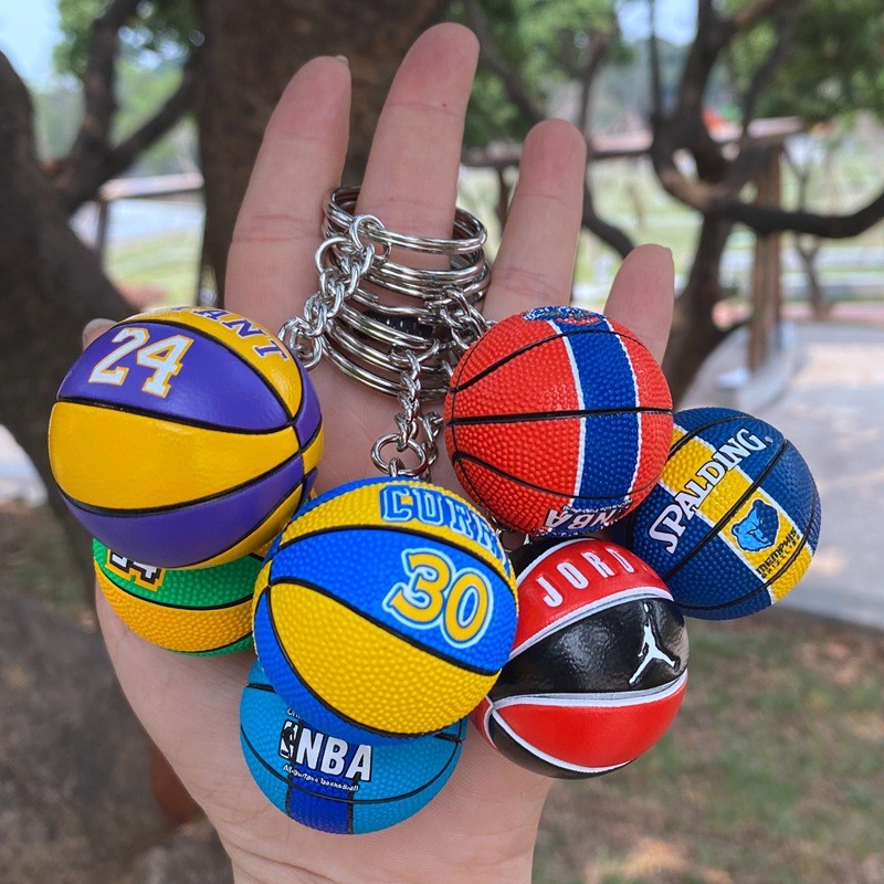 ตะกร้าจี้บาสเกตบอลขนาดเล็ก Lakers Kobe James Jordan Warriors Clipper Bull Bucks Curry พวงกุญแจบาสเกต