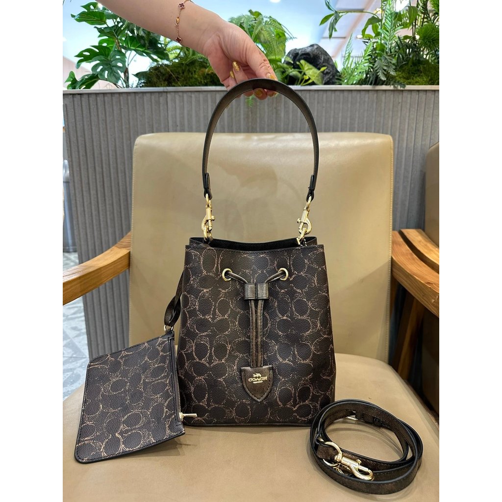 COACH/CEL14CDY21CBH07CDA92CEA23 Classic Presbyopic Rowan Drawstring Fortune Bucket Bag กระเป๋าแม่เด็