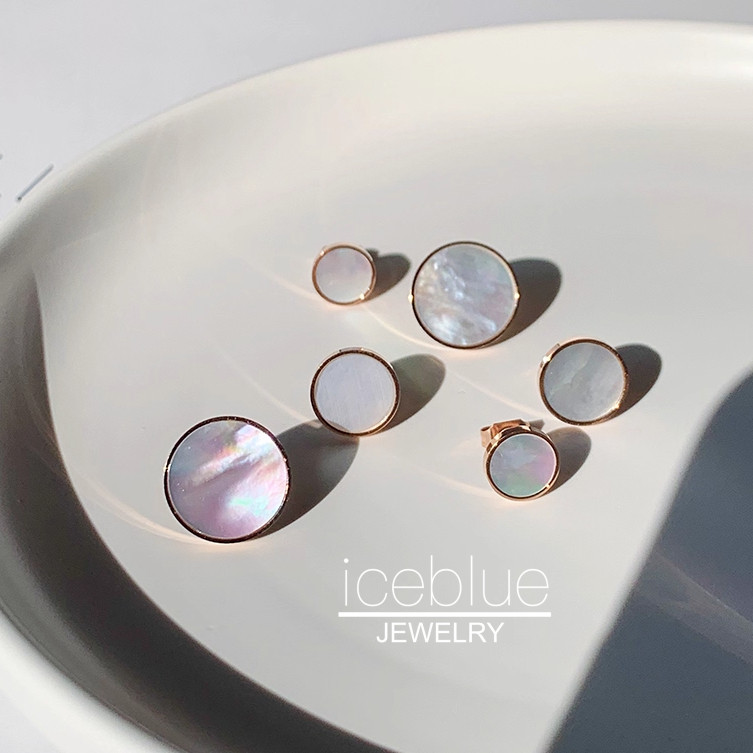 Iceblue-ธรรมชาติสีขาวรอบเรขาคณิตChicเกาหลีShell Studต่างหู14K Gold Plated Non Tarnishเครื่องประดับกันน้ําต่างหูเหล็กไทเทเนียมสําหรับผู้หญิงผู้ชายUnisex E114