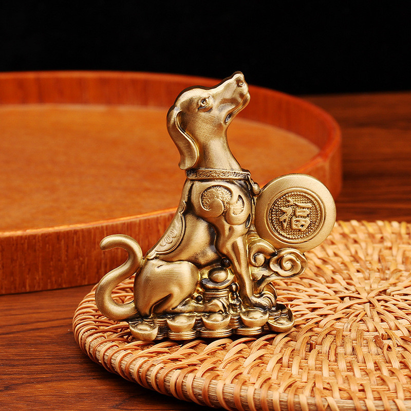 Zodiac Dog เครื่องประดับทองเหลืองนั่งโลกทํา Fortune Dog Ingot Lucky Dog เงินสุนัข