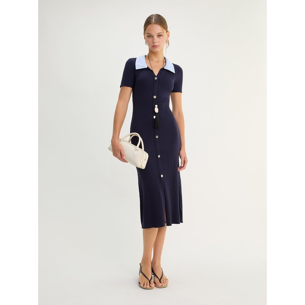 [Pomelo] เดรสยาวปานกลางผ้าถัก คอปกสีตัดกัน / Contrast Collar Knit Midi Dress