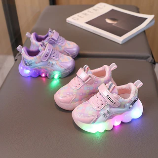 รองเท้าผ้าใบลำลองมีไฟ LED ผ้าตาข่ายระบายอากาศสีชมพูและสีม่วงสำหรับเด็กผู้หญิงเหมาะสำหรับเล่นกีฬา
