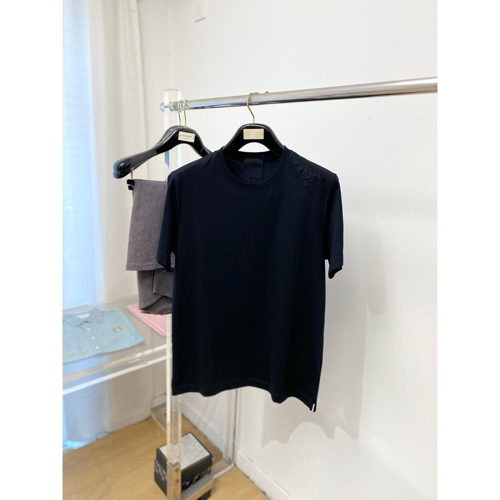 PRADA 2026 คลาสสิกรอบคอแขนสั้นเสื้อยืดผู้ชายผู้หญิงสไตล์พิมพ์ตัวอักษรสีทึบร่วมแบรนด์รอบคอฤดูใบไม้ผลิ