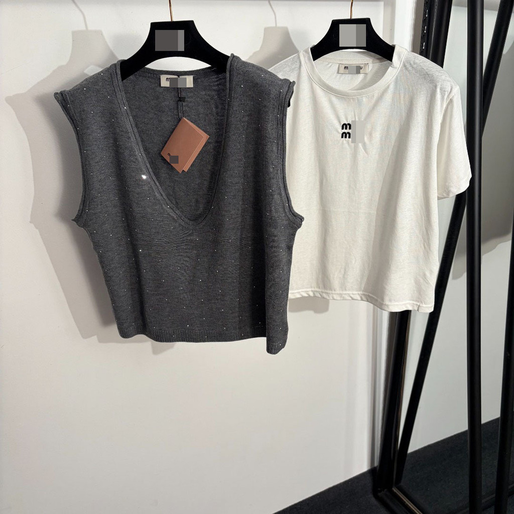 VODF Mi ** iu Classy Style Hot Diamond V คอขนสัตว์ถักเสื้อกั๊ก + เสื้อยืดแขนสั้นตัวอักษรปัก iu