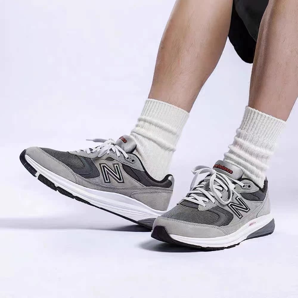 NEW BALANCE NB880 Series รองเท้าวิ่งสไตล์เรโทรสำหรับผู้หญิง MW880CF3