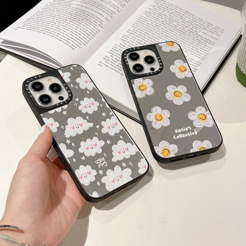 Sa Sa Sa Sa Grocery Store/Casetify Cloud Daisy Smiley กระจกแต่งหน้าเคสโทรศัพท์เหมาะสําหรับ Iphone 15