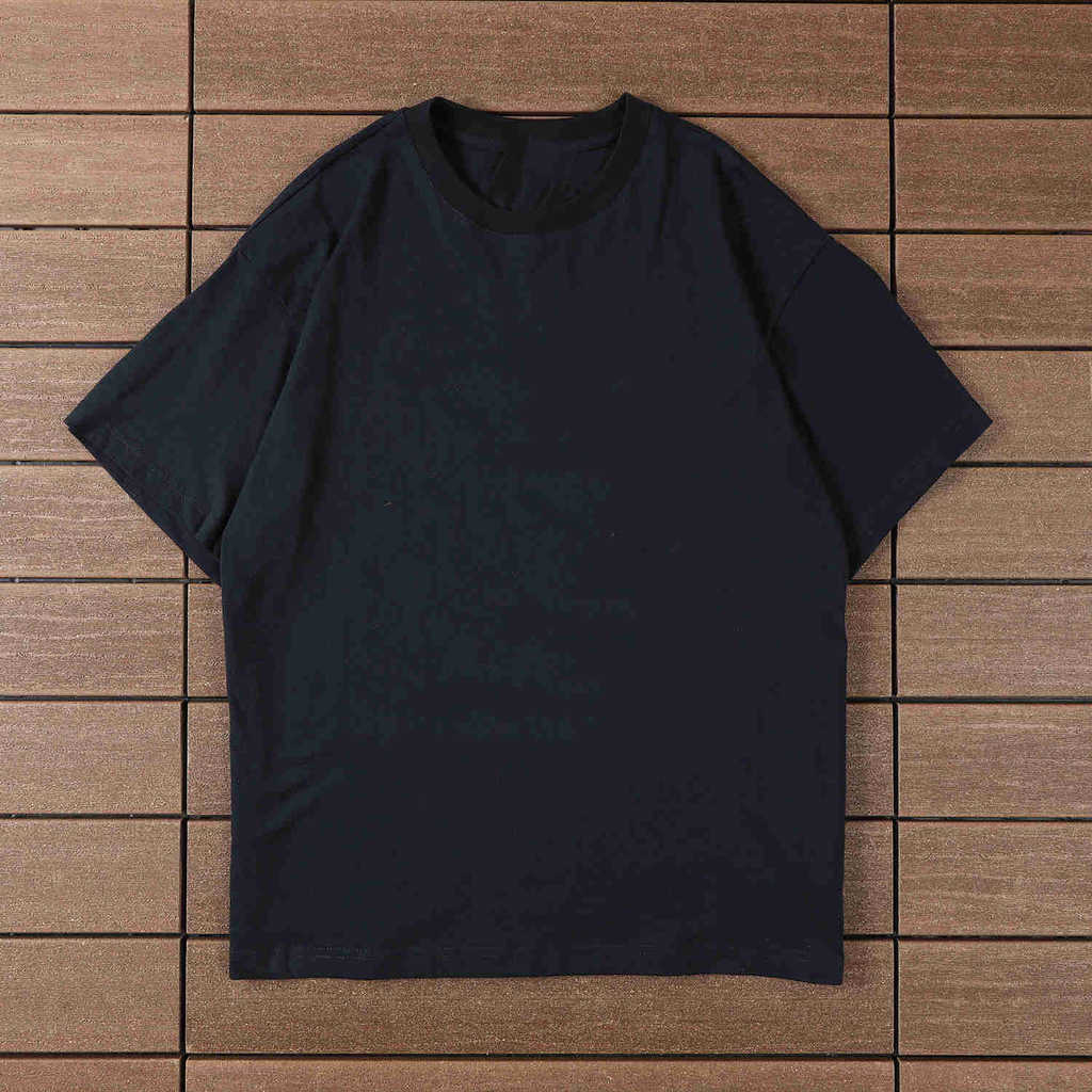 RE Abstract Character Things แขนสั้นสีดํา One H397