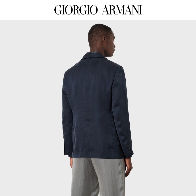 เสื้อเบลเซอร์หนุ่ม Giorgio Armani สำหรับฤดูร้อน ออกแบบโลโก้ทับซ้อน มาใหม่!