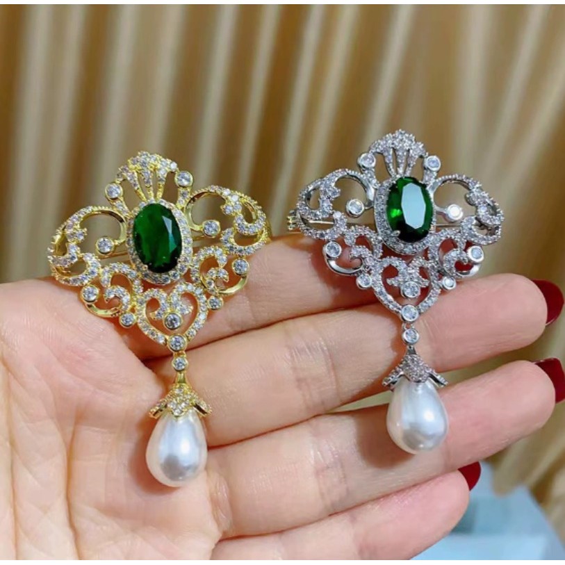 หรูหราวินเทจในสไตล์ราชวงศ์ ออกแบบสวยงามด้วยมรกตและเพชร เข็มกลัดสำหรับผู้หญิง