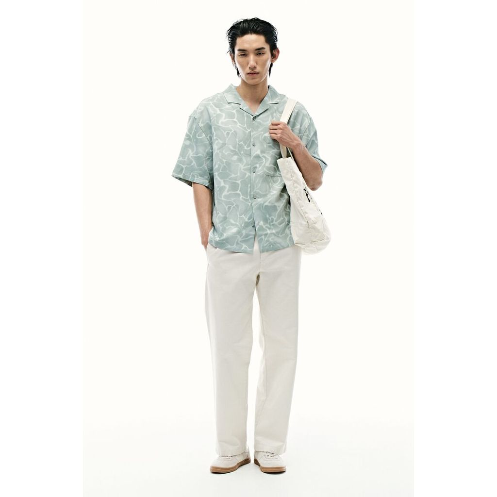 H&M(เอชแอนด์เอ็ม) เสื้อเชิ้ตลายหลวมสไตล์รีสอร์ต ผู้ชาย 1340231_1