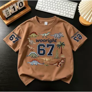Pebbi Baby เสื้อยืดเด็กฤดูร้อนรุ่นใหม่ ลายปักไดโนเสาร์ ตัวเลข67 ผ้าฝ้ายแท้100% นุ่มสบาย เสื้อแขนสั้นเด็กผู้ชาย สไตล์เกาห