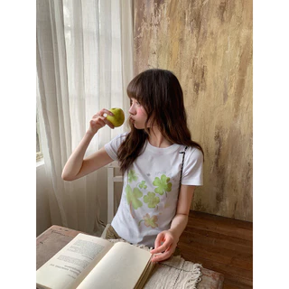 KYO 🌸 เกาหลีสไตล์ เสื้อยืดผู้หญิง พิมพ์ลาย "Four-leaf clover" ทรงเข้ารูปเสื้อคอกลม ผ้าฝ้ายแท้ โคตรนุ่ม เสือใส่สบาย【COD】