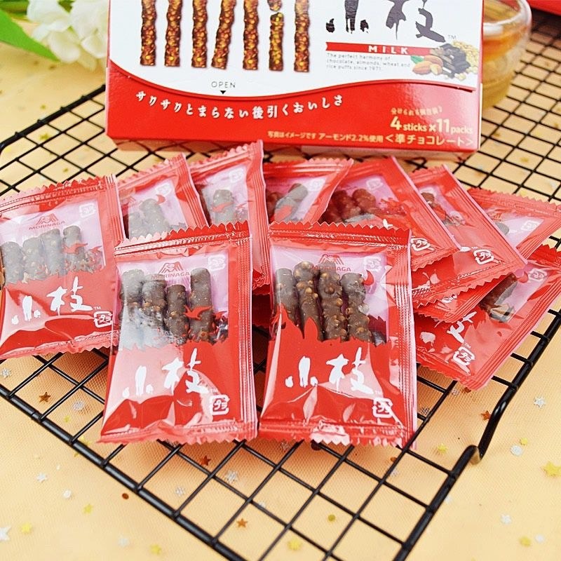 นําเข้า Morinaga Morinaga Twig Chocolate Milk Tonsel Sandwich Coating Biscuit Bar Snacks#进口森永Morinag