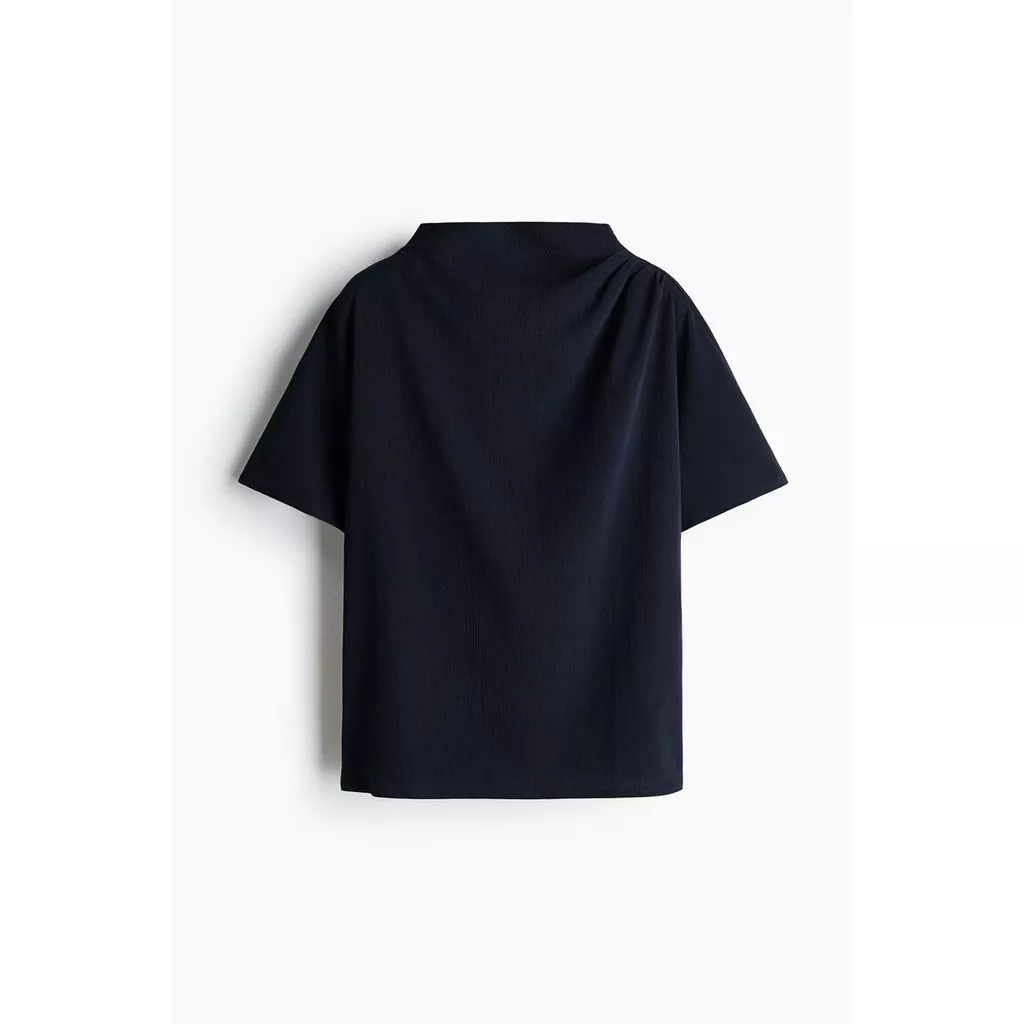 H&M(เอชแอนด์เอ็ม) เสื้อคอปาดดีไซน์พับพลิ้ว ผู้หญิง 1351840_1