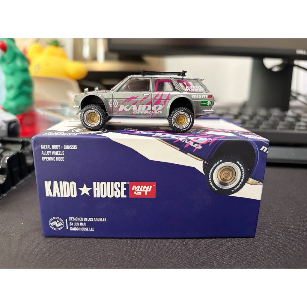 [กําพร้าสต็อกพร้อม] KAIDO HOUSE x MINIGT No. 149 Datsun 510 4x4 Wagon KAIDO OFFROAD V2 ผิวสีม่วง Can