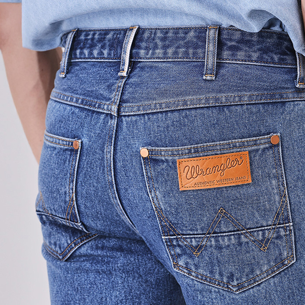 WRANGLER กางเกงยีนส์ (ริมดำ) ผู้ชาย คอลเลคชั่น Beyond Indigo เอวกลาง ทรงตรง รุ่น WR S426MGREN30 สียีนส์กลาง — صورة 4