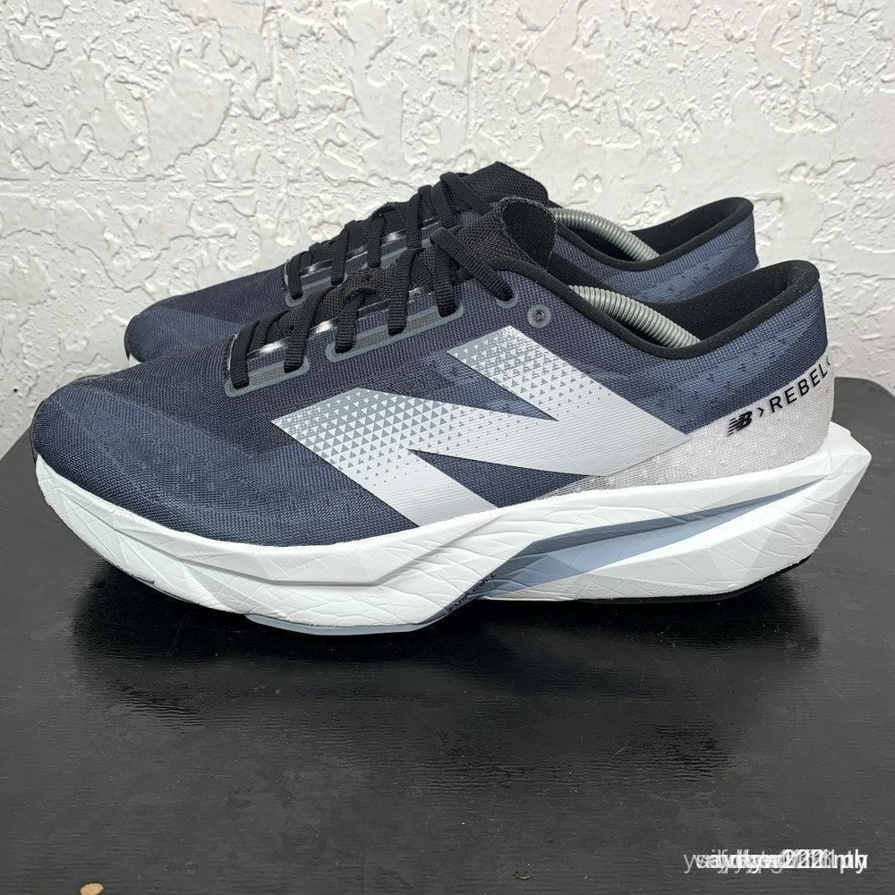 รองเท้าวิ่งFuelCell Rebel สำหรับผู้ชาย
