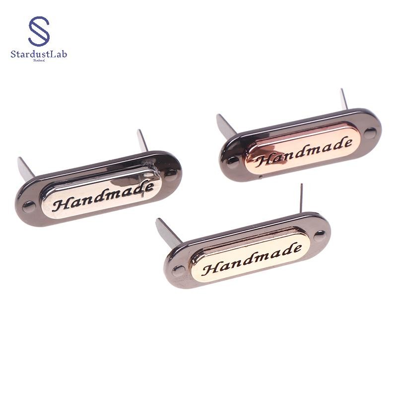 แท็กป้ายโลหะรูปไข่ handmade จาก StardustLab เหมาะสำหรับงาน DIY ตกแต่งกระเป๋าสตางค์ เสื้อผ้า กางเกงยีนส์ และรองเท้า