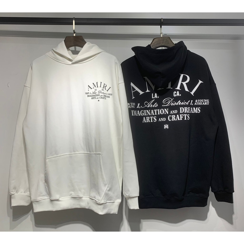 เสื้อกันหนาวพร้อมฮู้ดแบบ loose fit จากแบรนด์ AMIRI เหมาะสำหรับคู่รักสวมใส่ด้วยกัน